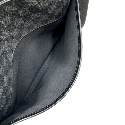 interno Borsa Louis Vuitton in canvas damier graphite, finiture in pelle tono su tono e parti metalliche argentate; munita di una tracolla in tessuto regolabile. Completa di dustbag, di lusso, originale, ottime condizioni, usata. 