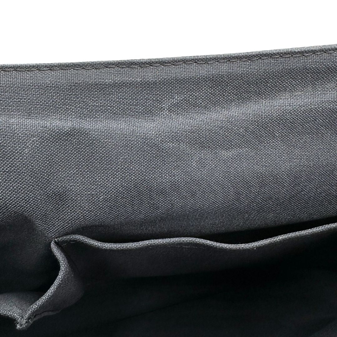 lievi aloni Borsa Louis Vuitton in canvas damier graphite, finiture in pelle tono su tono e parti metalliche argentate; munita di una tracolla in tessuto regolabile. Completa di dustbag, di lusso, originale, ottime condizioni, usata.