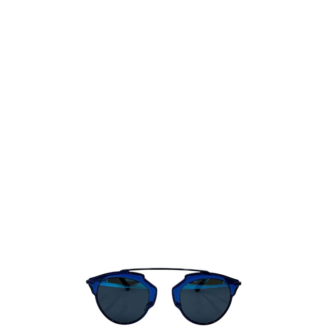 Front di un paio di occhiali da sole Dior con montatura in metallo blu, ed aste in acetato marroni. Lenti bicolore blu effetto pieno e azzurro effetto specchiato. Completi di corredo.