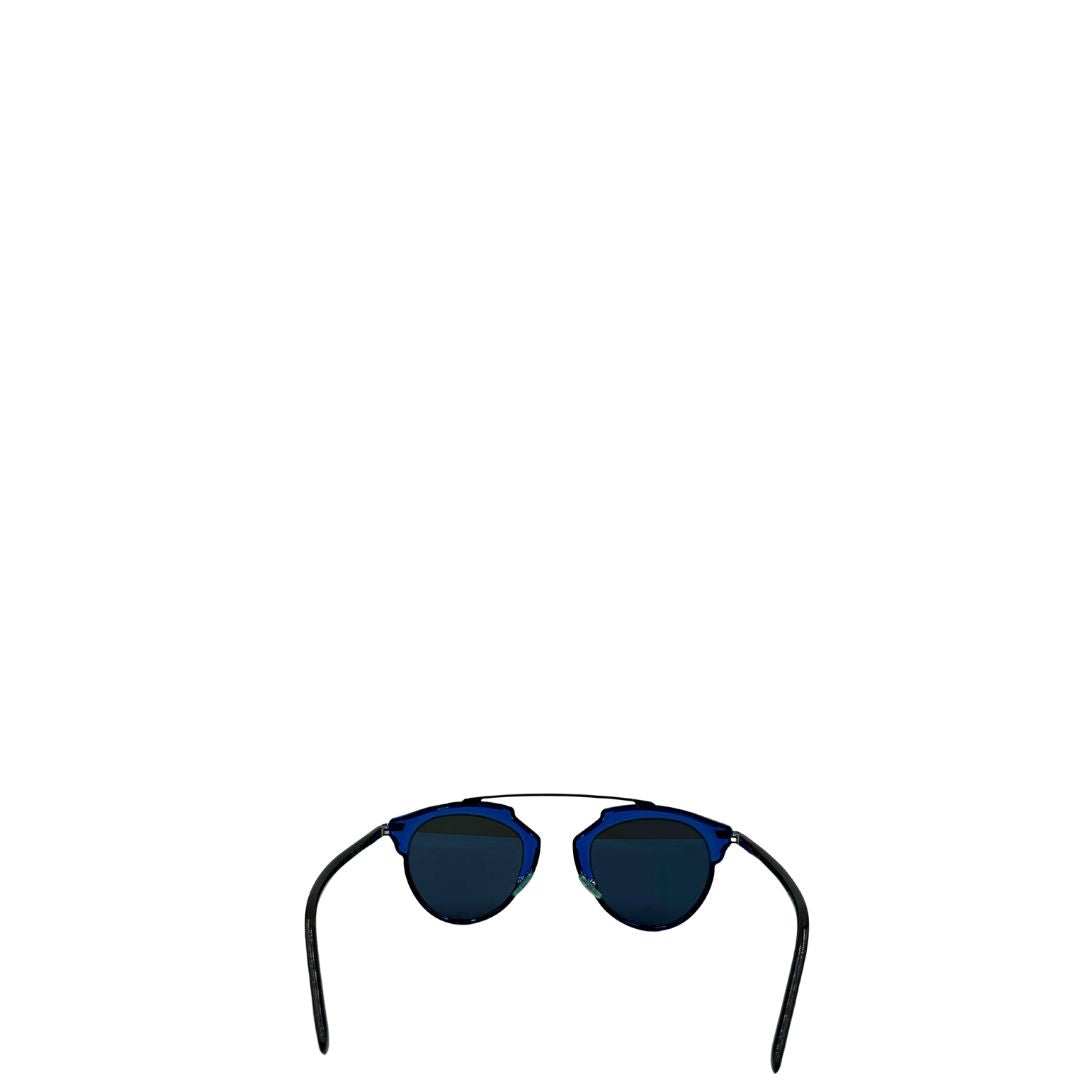 Retro di un paio di occhiali da sole Dior con montatura in metallo blu, ed aste in acetato marroni. Lenti bicolore blu effetto pieno e azzurro effetto specchiato. Completi di corredo.