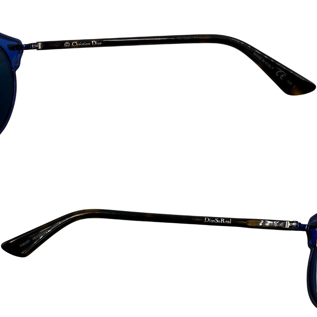 Aste interne di un paio di occhiali da sole Dior con montatura in metallo blu, ed aste in acetato marroni. Lenti bicolore blu effetto pieno e azzurro effetto specchiato. Completi di corredo.
