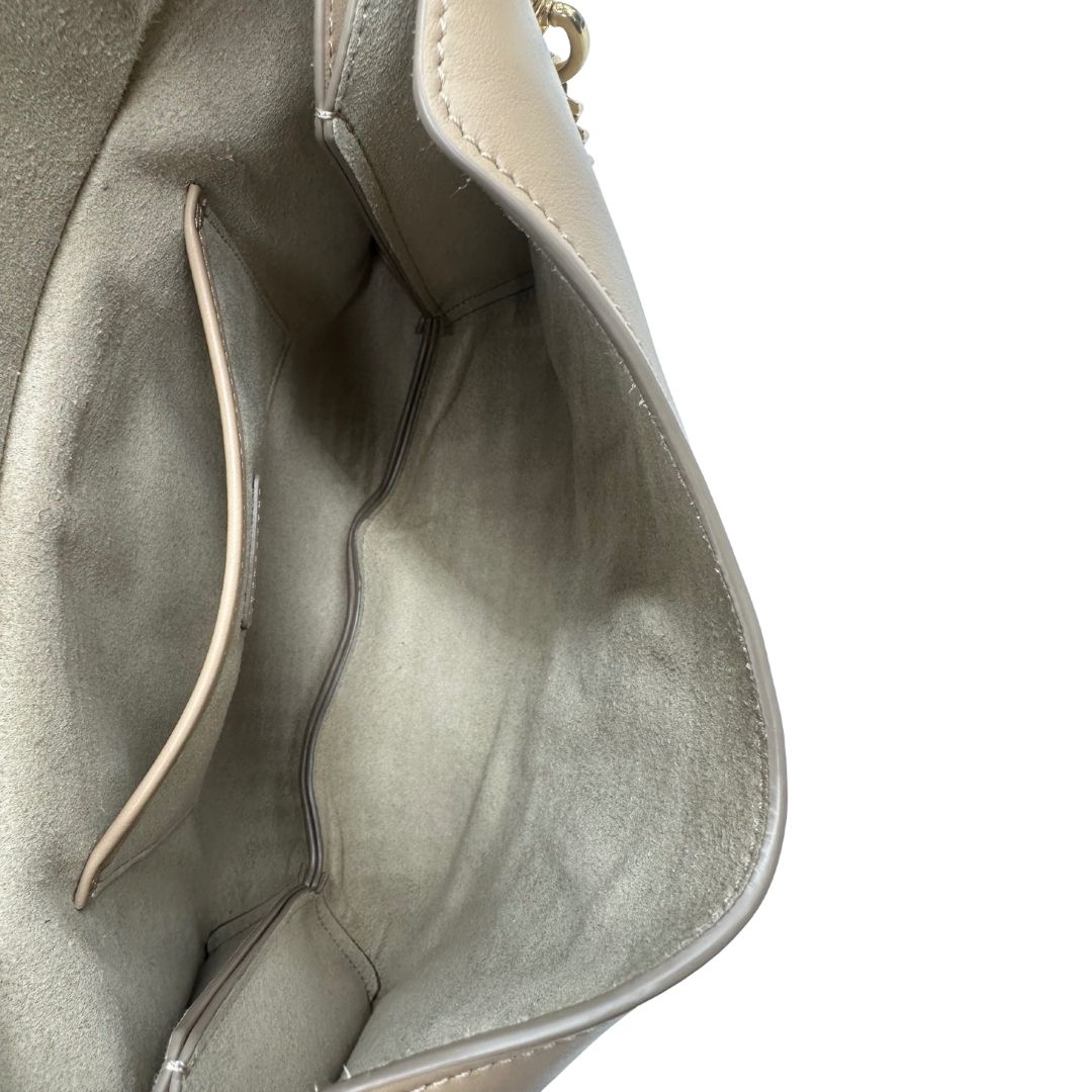 interno Borsa Tod's in pelle beige con parti metalliche dorate; munita di un manico singolo in pelle e un manico singolo in catena amovibile, indossabile a spalla. Completa di dustbag, di lusso, originale, ottime condizioni. 