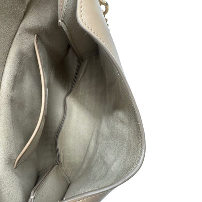 interno Borsa Tod's in pelle beige con parti metalliche dorate; munita di un manico singolo in pelle e un manico singolo in catena amovibile, indossabile a spalla. Completa di dustbag, di lusso, originale, ottime condizioni. 