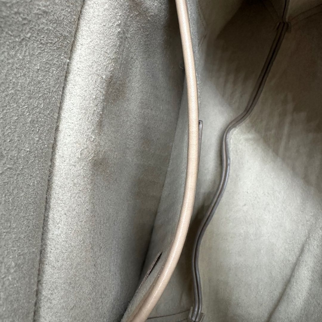 interno Borsa Tod's in pelle beige con parti metalliche dorate; munita di un manico singolo in pelle e un manico singolo in catena amovibile, indossabile a spalla. Completa di dustbag, di lusso, originale, ottime condizioni. 