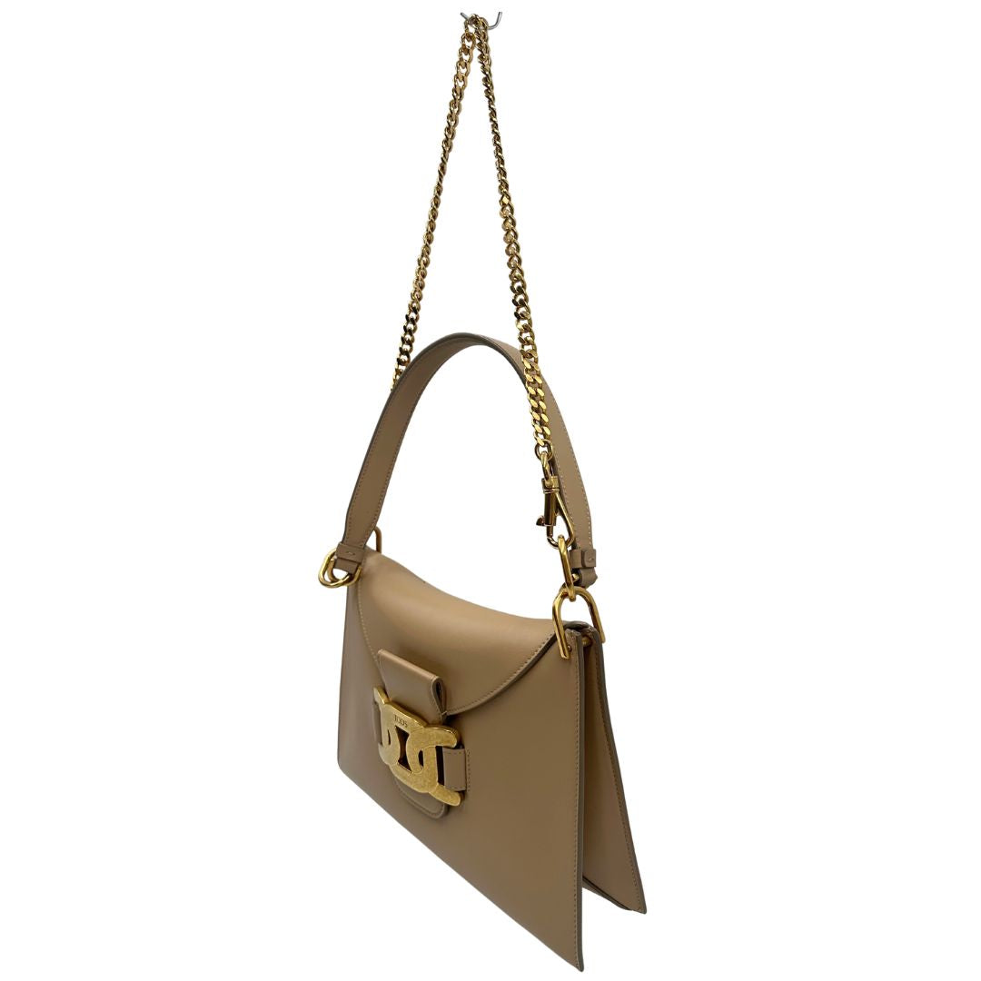 lato  Borsa Tod's in pelle beige con parti metalliche dorate; munita di un manico singolo in pelle e un manico singolo in catena amovibile, indossabile a spalla. Completa di dustbag, di lusso, originale, ottime condizioni.