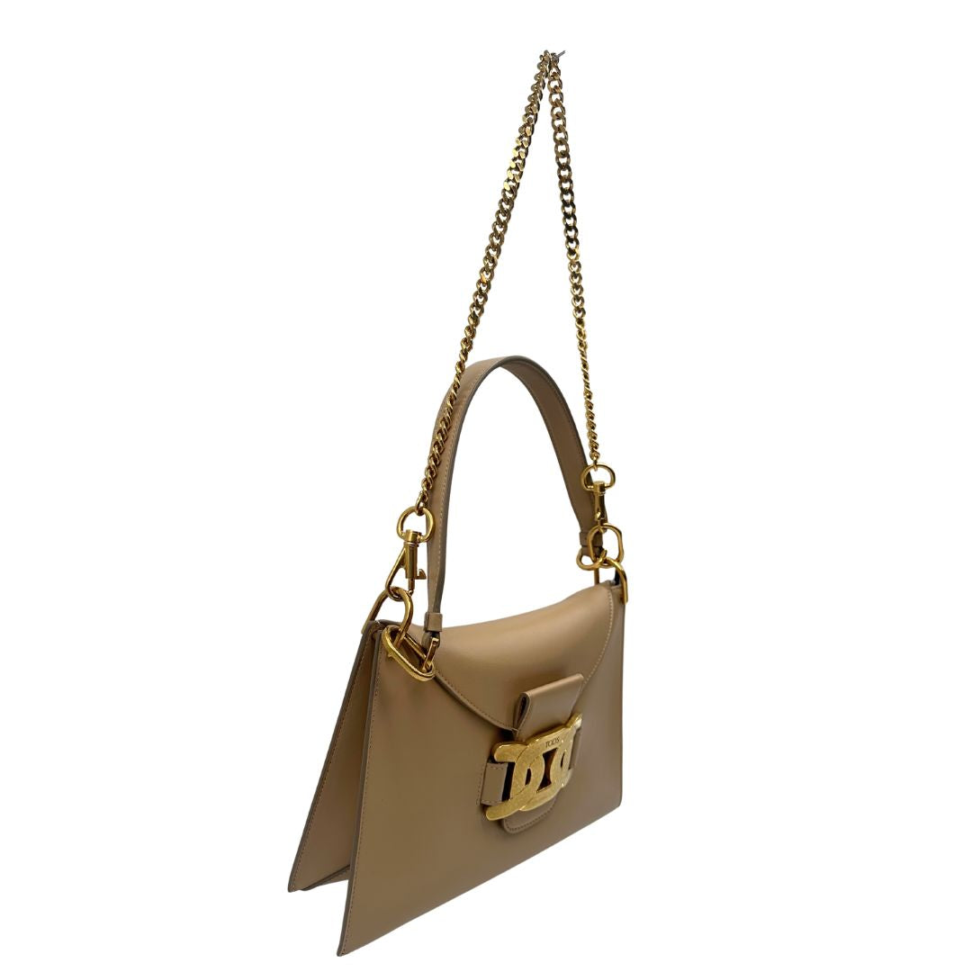 lato Borsa Tod's in pelle beige con parti metalliche dorate; munita di un manico singolo in pelle e un manico singolo in catena amovibile, indossabile a spalla. Completa di dustbag, di lusso, originale, ottime condizioni. 