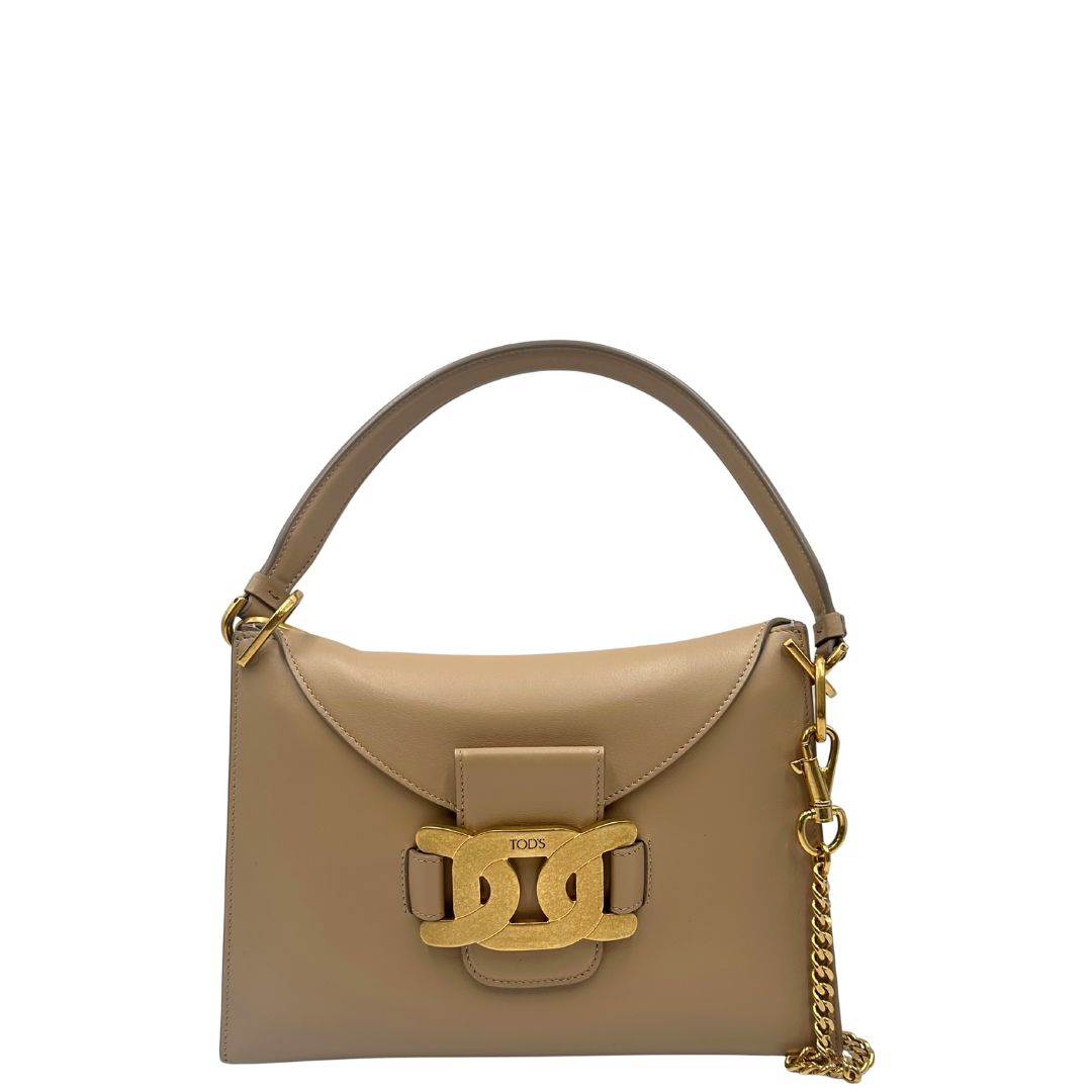 front Borsa Tod's in pelle beige con parti metalliche dorate; munita di un manico singolo in pelle e un manico singolo in catena amovibile, indossabile a spalla. Completa di dustbag, di lusso, originale, ottime condizioni. 