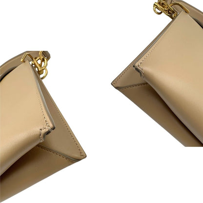 Borsa Tod's in pelle beige con parti metalliche dorate; munita di un manico singolo in pelle e un manico singolo in catena amovibile, indossabile a spalla. Completa di dustbag, di lusso, originale, ottime condizioni.