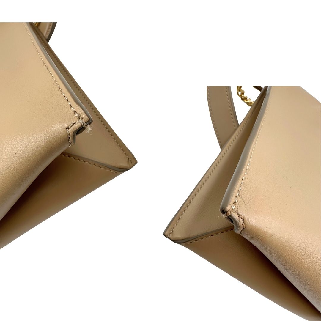 angoli Borsa Tod's in pelle beige con parti metalliche dorate; munita di un manico singolo in pelle e un manico singolo in catena amovibile, indossabile a spalla. Completa di dustbag, di lusso, originale, ottime condizioni. 