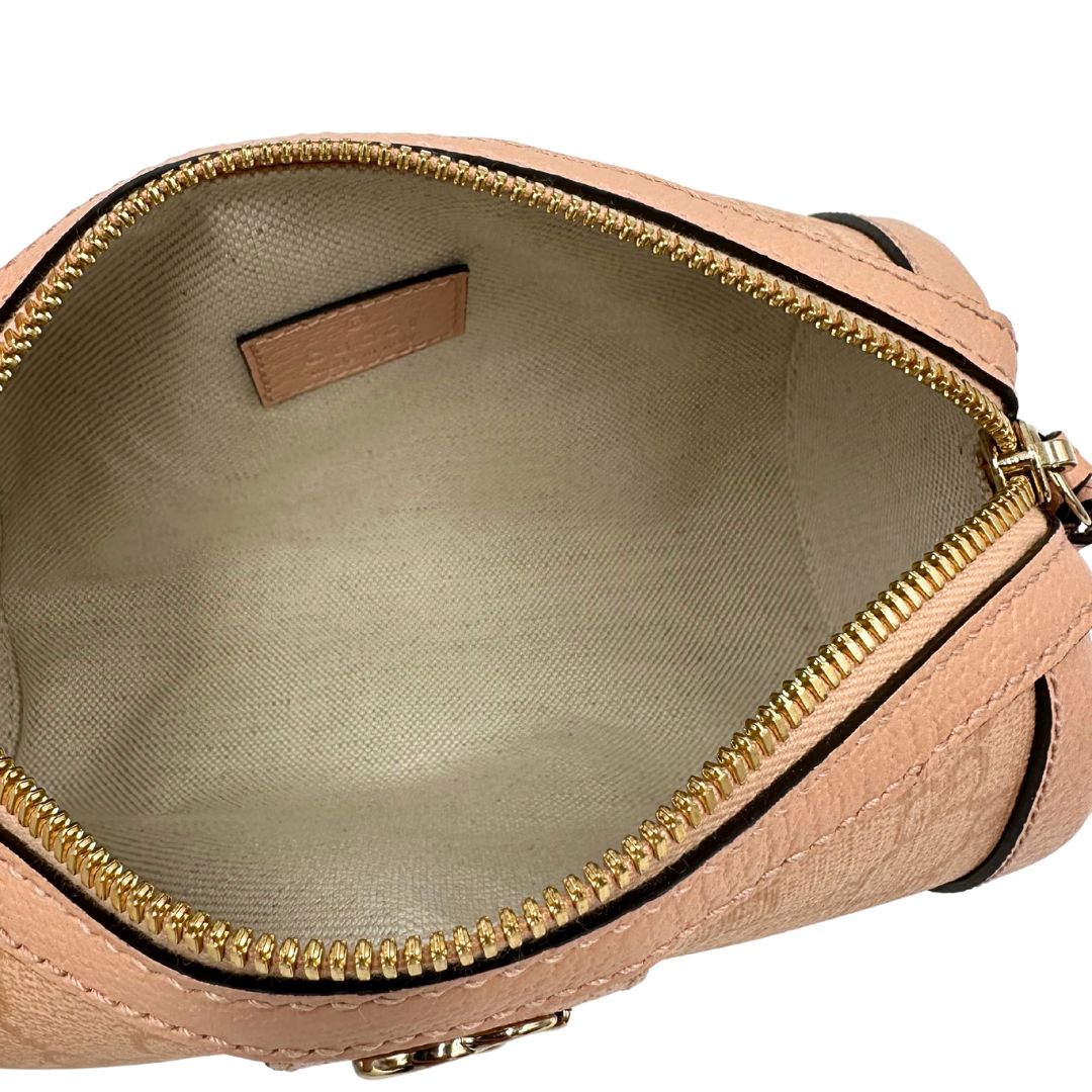 interno Borsa Gucci in canvas color cipria GG con parti metalliche dorate; munita di un manico singolo in catena e una tracolla amovibile e regolabile. Completa di dustbag, di lusso, originale, eccellenti condizioni. 