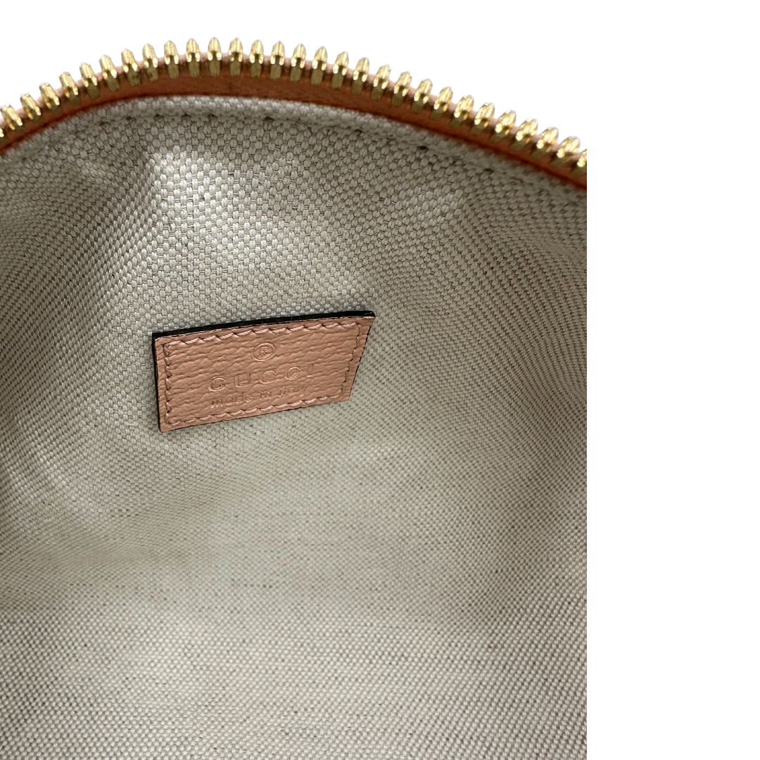 interno Borsa Gucci in canvas color cipria GG con parti metalliche dorate; munita di un manico singolo in catena e una tracolla amovibile e regolabile. Completa di dustbag, di lusso, originale, eccellenti condizioni. 
