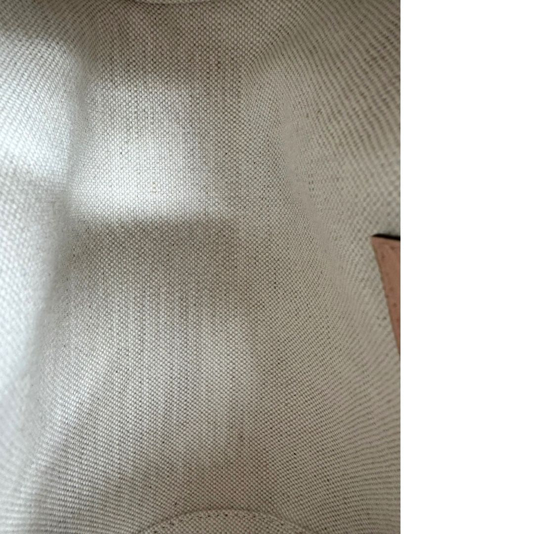 interno Borsa Gucci in canvas color cipria GG con parti metalliche dorate; munita di un manico singolo in catena e una tracolla amovibile e regolabile. Completa di dustbag, di lusso, originale, eccellenti condizioni. 