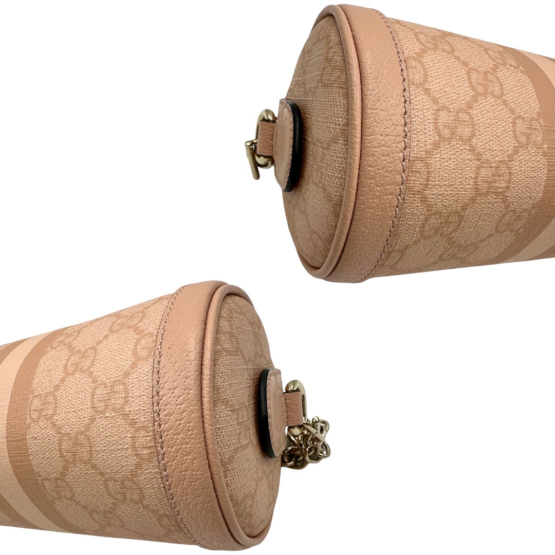 angoli Borsa Gucci in canvas color cipria GG con parti metalliche dorate; munita di un manico singolo in catena e una tracolla amovibile e regolabile. Completa di dustbag, di lusso, originale, eccellenti condizioni. 