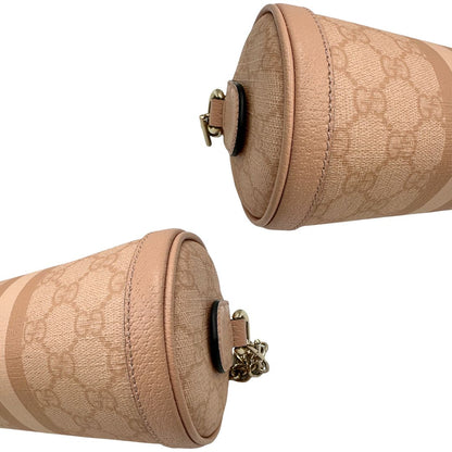angoli Borsa Gucci in canvas color cipria GG con parti metalliche dorate; munita di un manico singolo in catena e una tracolla amovibile e regolabile. Completa di dustbag, di lusso, originale, eccellenti condizioni. 