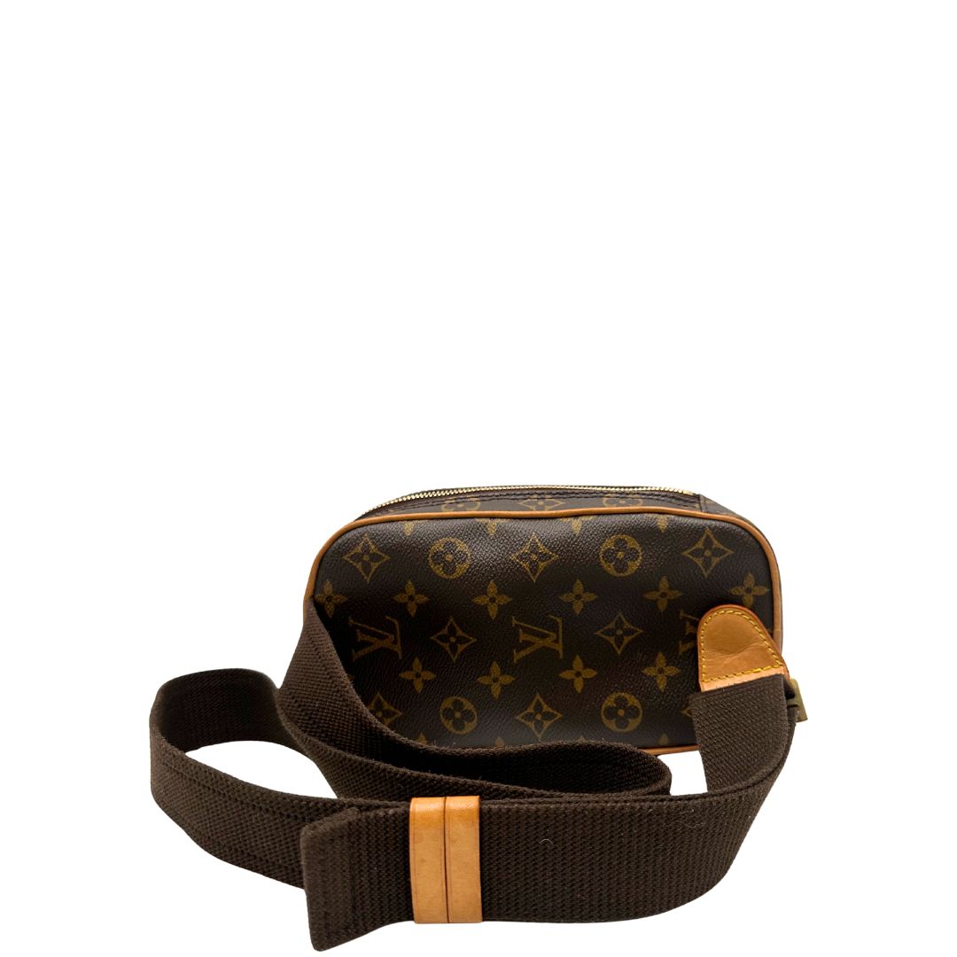 Retro di una borsa Louis Vuitton in canvas marrone monogram con finiture in vacchetta naturale e tracolla in tessuto marrone regolabile. Dotata di dustbag.