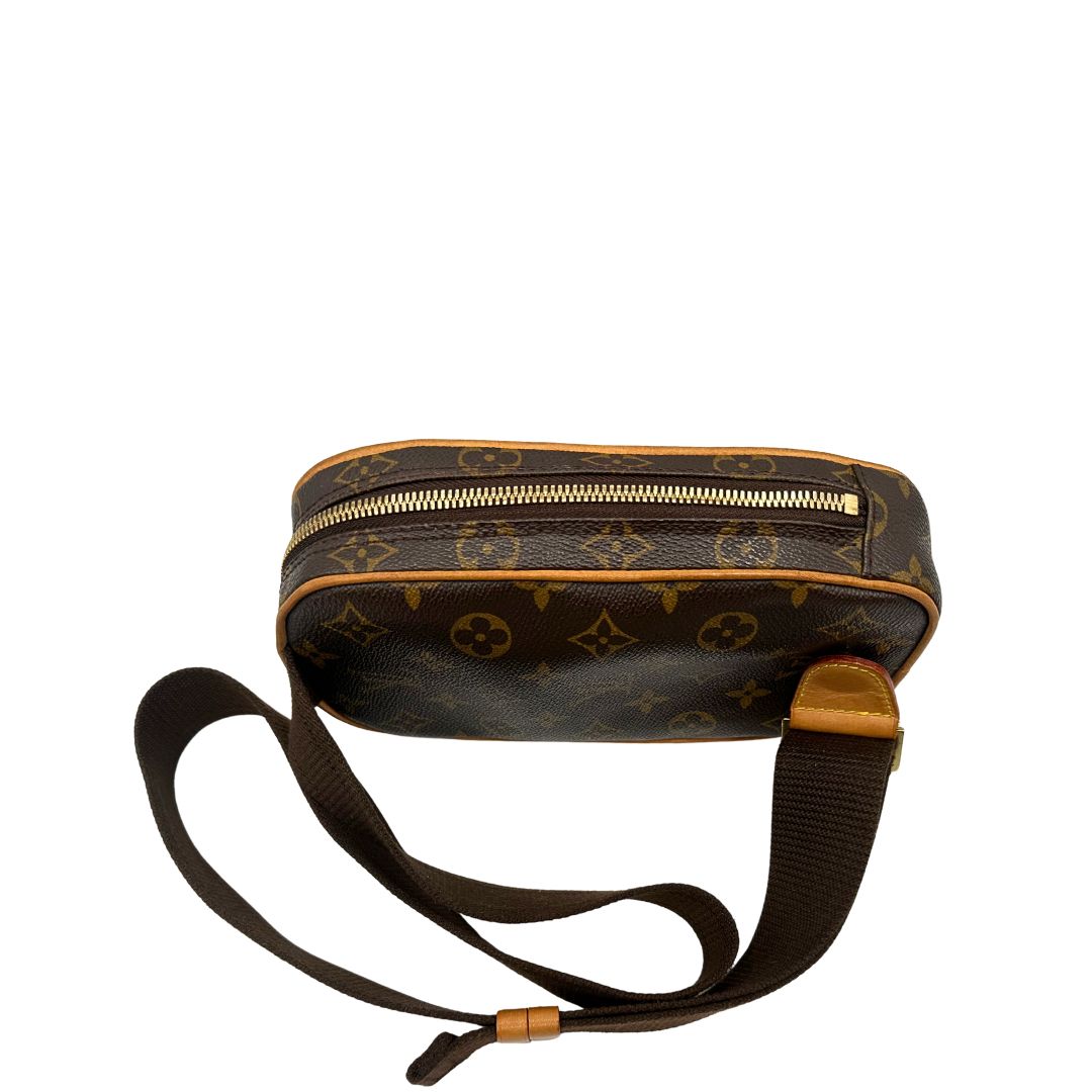 Vista superiore di una borsa Louis Vuitton in canvas marrone monogram con finiture in vacchetta naturale e tracolla in tessuto marrone regolabile. Dotata di dustbag.