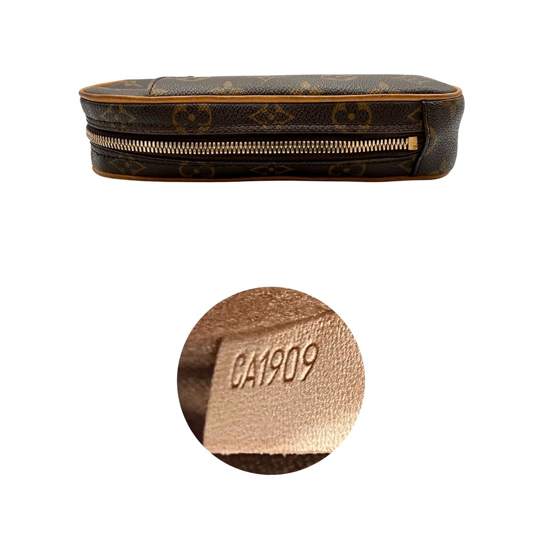 Base e codice di una borsa Louis Vuitton in canvas marrone monogram con finiture in vacchetta naturale e tracolla in tessuto marrone regolabile. Dotata di dustbag.