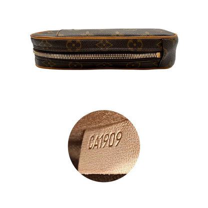 Base e codice di una borsa Louis Vuitton in canvas marrone monogram con finiture in vacchetta naturale e tracolla in tessuto marrone regolabile. Dotata di dustbag.