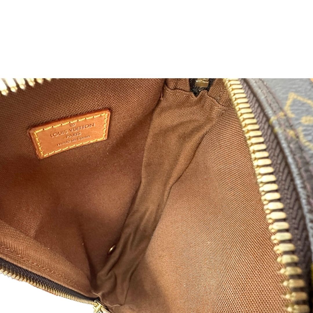 Interno di una borsa Louis Vuitton in canvas marrone monogram con finiture in vacchetta naturale e tracolla in tessuto marrone regolabile. Dotata di dustbag.