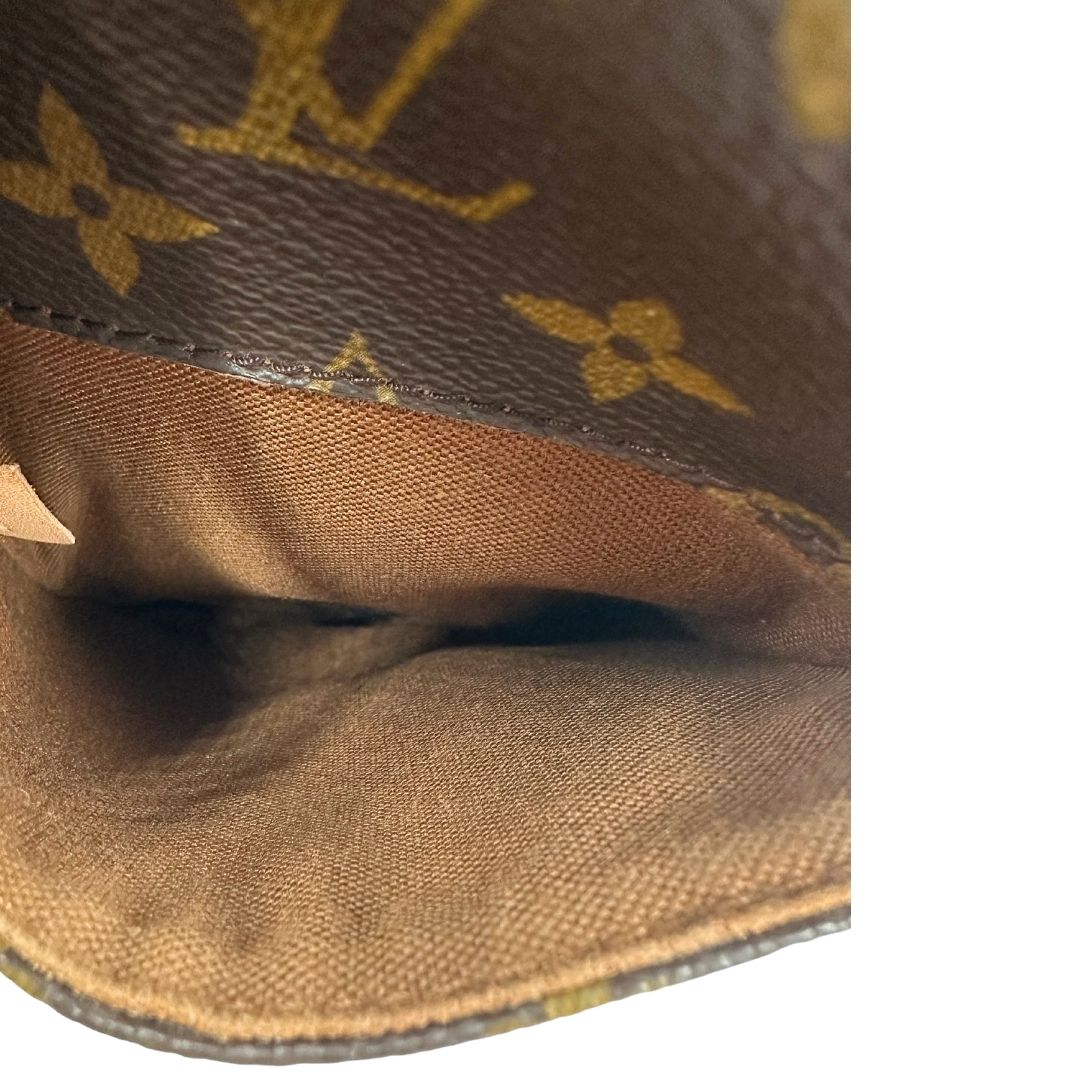 Interno di una borsa Louis Vuitton in canvas marrone monogram con finiture in vacchetta naturale e tracolla in tessuto marrone regolabile. Dotata di dustbag.