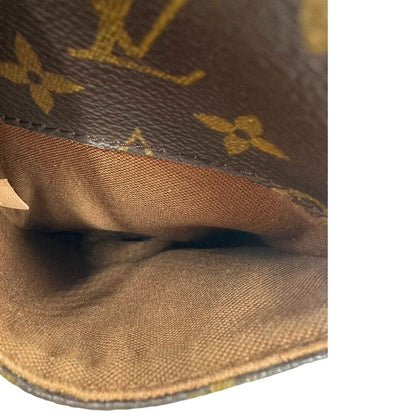 Interno di una borsa Louis Vuitton in canvas marrone monogram con finiture in vacchetta naturale e tracolla in tessuto marrone regolabile. Dotata di dustbag.