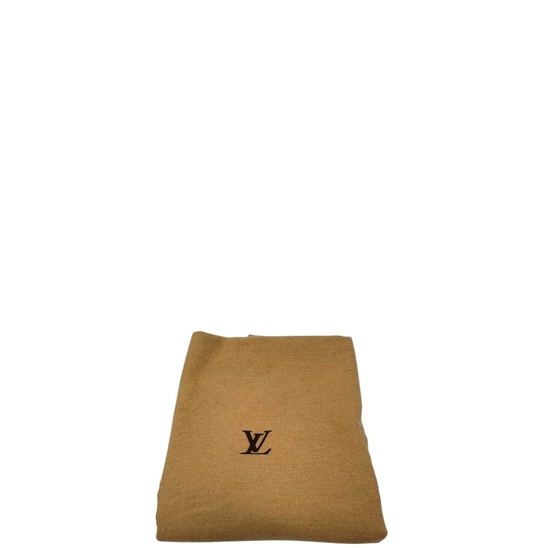 Dustbag di una borsa Louis Vuitton in canvas marrone monogram con finiture in vacchetta naturale e tracolla in tessuto marrone regolabile. Dotata di dustbag.