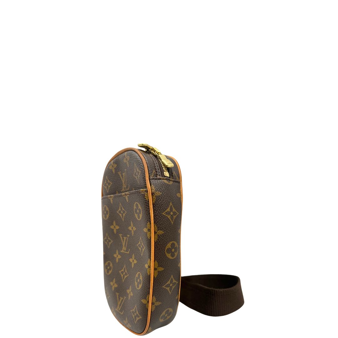 Laterale destro di una borsa Louis Vuitton in canvas marrone monogram con finiture in vacchetta naturale e tracolla in tessuto marrone regolabile. Dotata di dustbag.