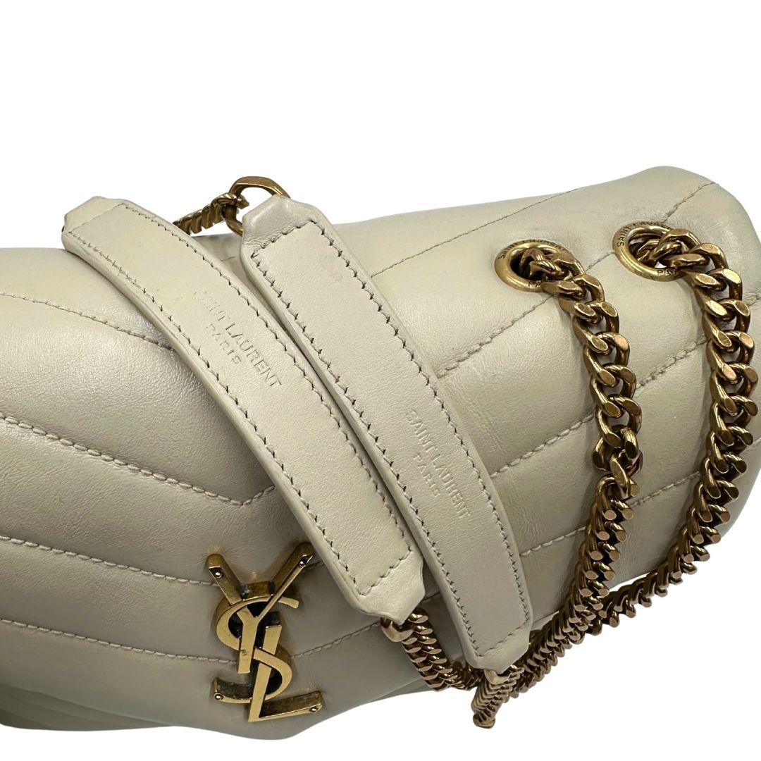 Spallacci in pelle di una borsa Saint Laurent in pelle trapuntata bianco latte con tracolla scorrevole in catena e spallacci in pelle, con parti metalliche dorate e iconico logo Cassandre sul front. Completa di dustbag. Indossabile a spalla o a tracolla.