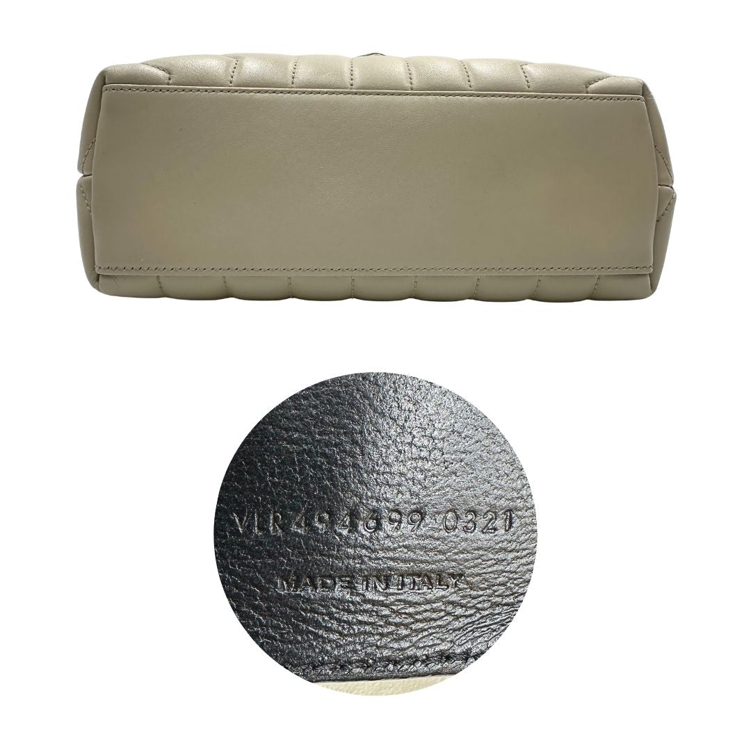 Base e codice di una borsa Saint Laurent in pelle trapuntata bianco latte con tracolla scorrevole in catena e spallacci in pelle, con parti metalliche dorate e iconico logo Cassandre sul front. Completa di dustbag. Indossabile a spalla o a tracolla.