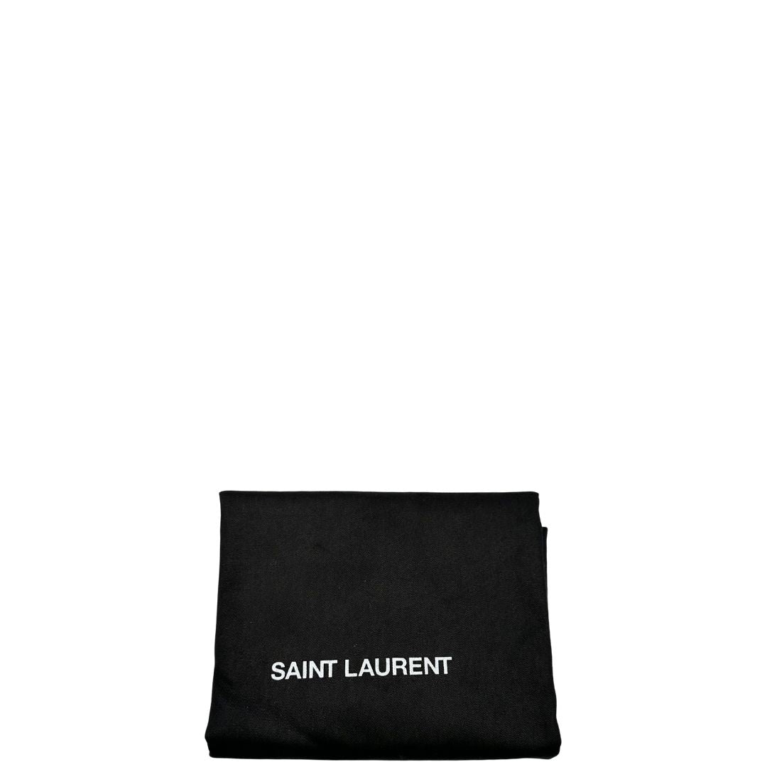 Dustbag di una borsa Saint Laurent in pelle trapuntata bianco latte con tracolla scorrevole in catena e spallacci in pelle, con parti metalliche dorate e iconico logo Cassandre sul front. Indossabile a spalla o a tracolla.