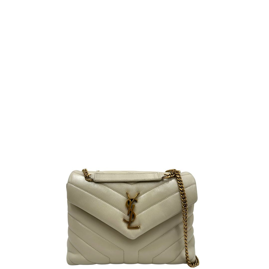 Front di una borsa Saint Laurent in pelle trapuntata bianco latte con tracolla scorrevole in catena e spallacci in pelle, con parti metalliche dorate e iconico logo Cassandre sul front. Completa di dustbag. Indossabile a spalla o a tracolla.