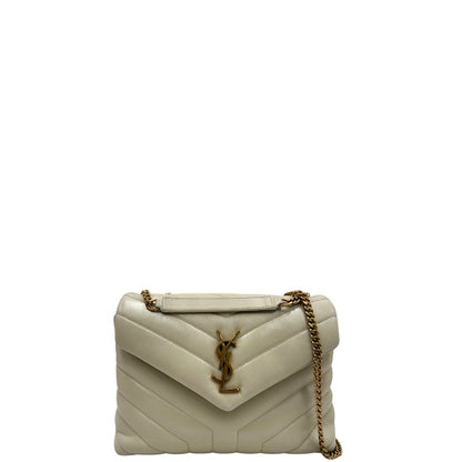 Front di una borsa Saint Laurent in pelle trapuntata bianco latte con tracolla scorrevole in catena e spallacci in pelle, con parti metalliche dorate e iconico logo Cassandre sul front. Completa di dustbag. Indossabile a spalla o a tracolla.