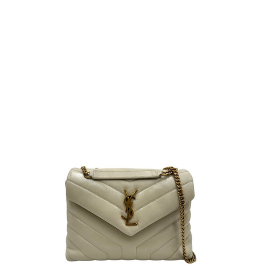 Front di una borsa Saint Laurent in pelle trapuntata bianco latte con tracolla scorrevole in catena e spallacci in pelle, con parti metalliche dorate e iconico logo Cassandre sul front. Completa di dustbag. Indossabile a spalla o a tracolla.