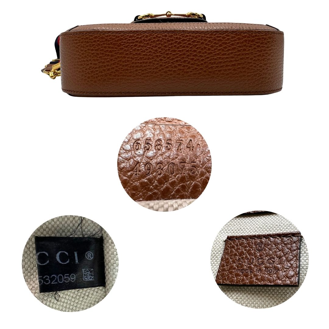 Base e codice di una borsa Gucci in tessuto effetto denim con trama GG , finiture in pelle marroni e parti metalliche dorate; munita di una tracolla Web in tessuto blu e rossa e una tracolla in pelle, entrambe amovibili e regolabili. Completa di dustbag.