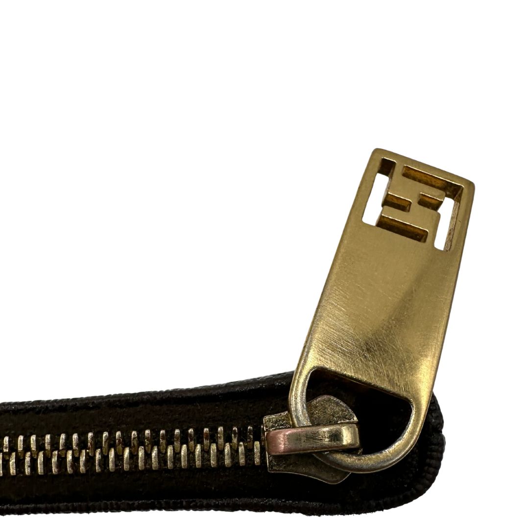 Parte metallica di un Portamonete Fendi in canvas trama Zucchino color tabacco, con chiusura a zip dorata.