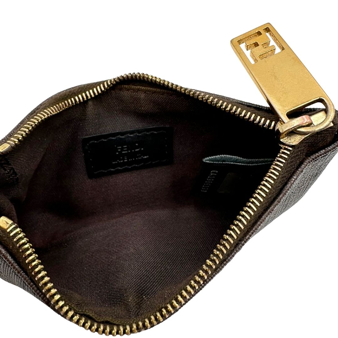 Interno di un Portamonete Fendi in canvas trama Zucchino color tabacco, con chiusura a zip dorata.