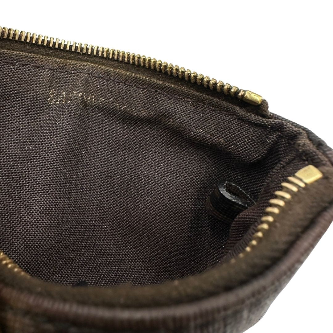 Interno di un Portamonete Fendi in canvas trama Zucchino color tabacco, con chiusura a zip dorata.