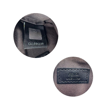 Codici di un Portamonete Fendi in canvas trama Zucchino color tabacco, con chiusura a zip dorata.