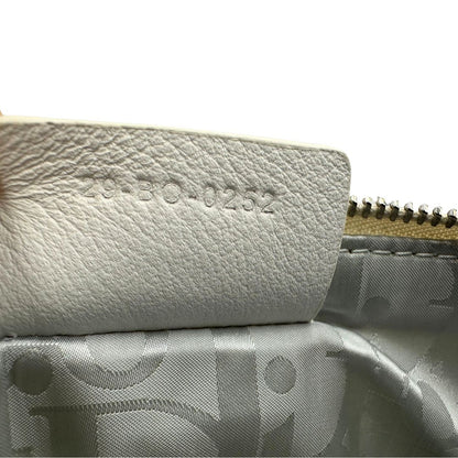 Codice di una pochette Dior in tela bianco latte con stampa motivo floreale multicolore e parti metalliche argentate. Munita di dustbag.