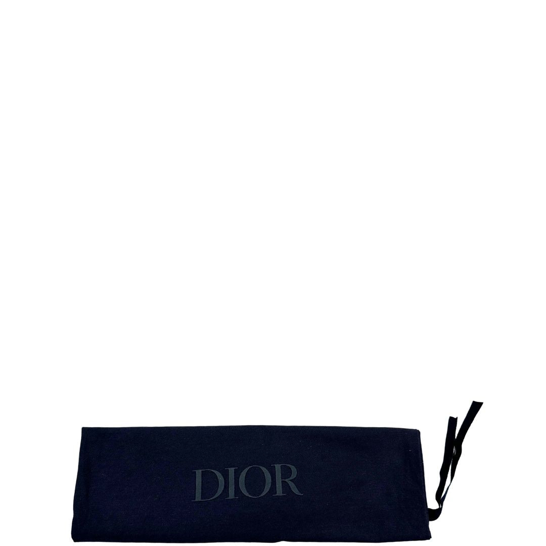 Dustbag di una pochette Dior in tela bianco latte con stampa motivo floreale multicolore e parti metalliche argentate. 