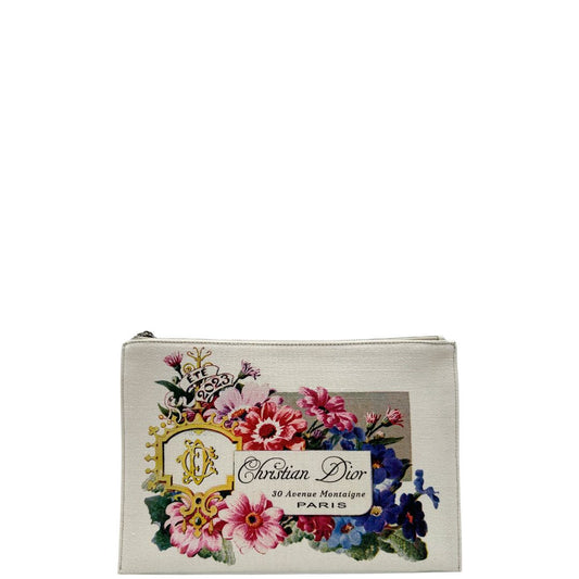 Front di una pochette Dior in tela bianco latte con stampa motivo floreale multicolore e parti metalliche argentate. Munita di dustbag.