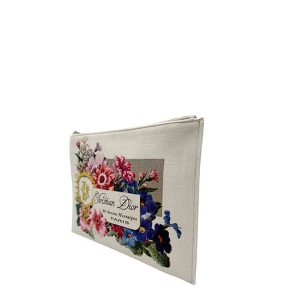 Laterale destro di una pochette Dior in tela bianco latte con stampa motivo floreale multicolore e parti metalliche argentate. Munita di dustbag.