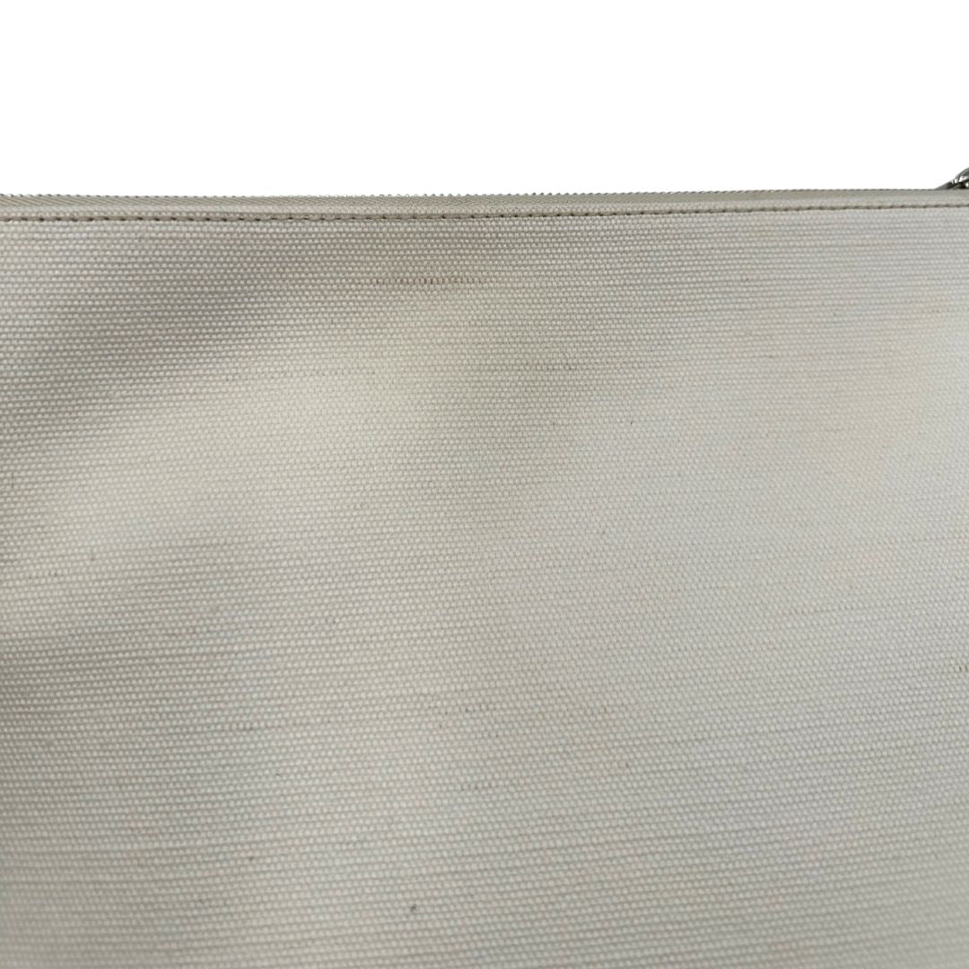 Lieve alone di una pochette Dior in tela bianco latte con stampa motivo floreale multicolore e parti metalliche argentate. Munita di dustbag.