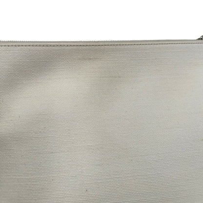 Lieve alone di una pochette Dior in tela bianco latte con stampa motivo floreale multicolore e parti metalliche argentate. Munita di dustbag.