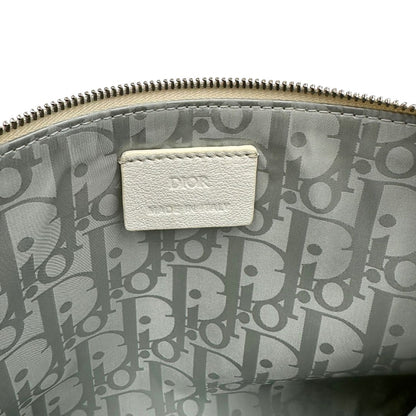 Interno di una pochette Dior in tela bianco latte con stampa motivo floreale multicolore e parti metalliche argentate. Munita di dustbag.