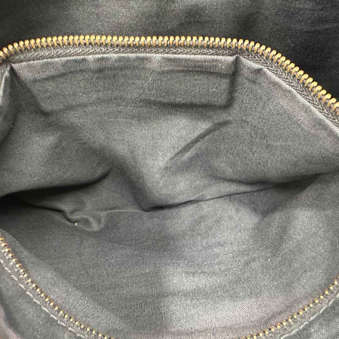 interno  Pochette Balenciaga in pelle effetto invecchiato gialla con metalleria color bronzo anticato scuro; munita di un polsino amovibile, da portare a mano, di lusso, originale, ottime condizioni, usata.