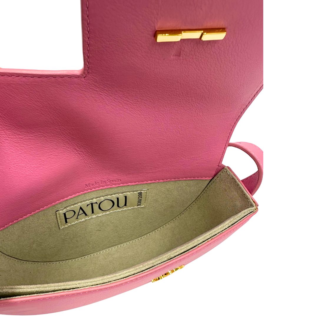 interno Borsa Patou in pelle rosa con parti metalliche dorate; munita di una tracolla regolabile. Completa di dustbag, di lusso, eccellenti condizioni, usata. 