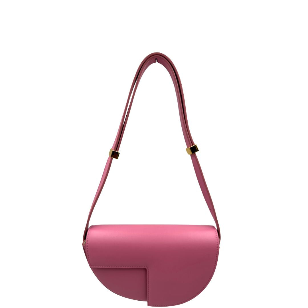 front Borsa Patou in pelle rosa con parti metalliche dorate; munita di una tracolla regolabile. Completa di dustbag, di lusso, eccellenti condizioni, usata. 