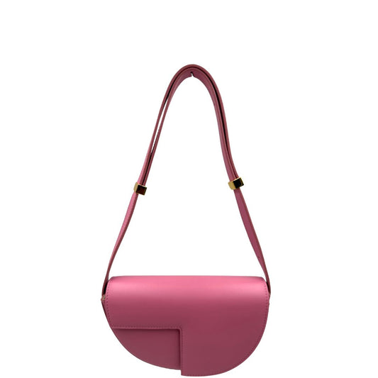 front Borsa Patou in pelle rosa con parti metalliche dorate; munita di una tracolla regolabile. Completa di dustbag, di lusso, eccellenti condizioni, usata. 