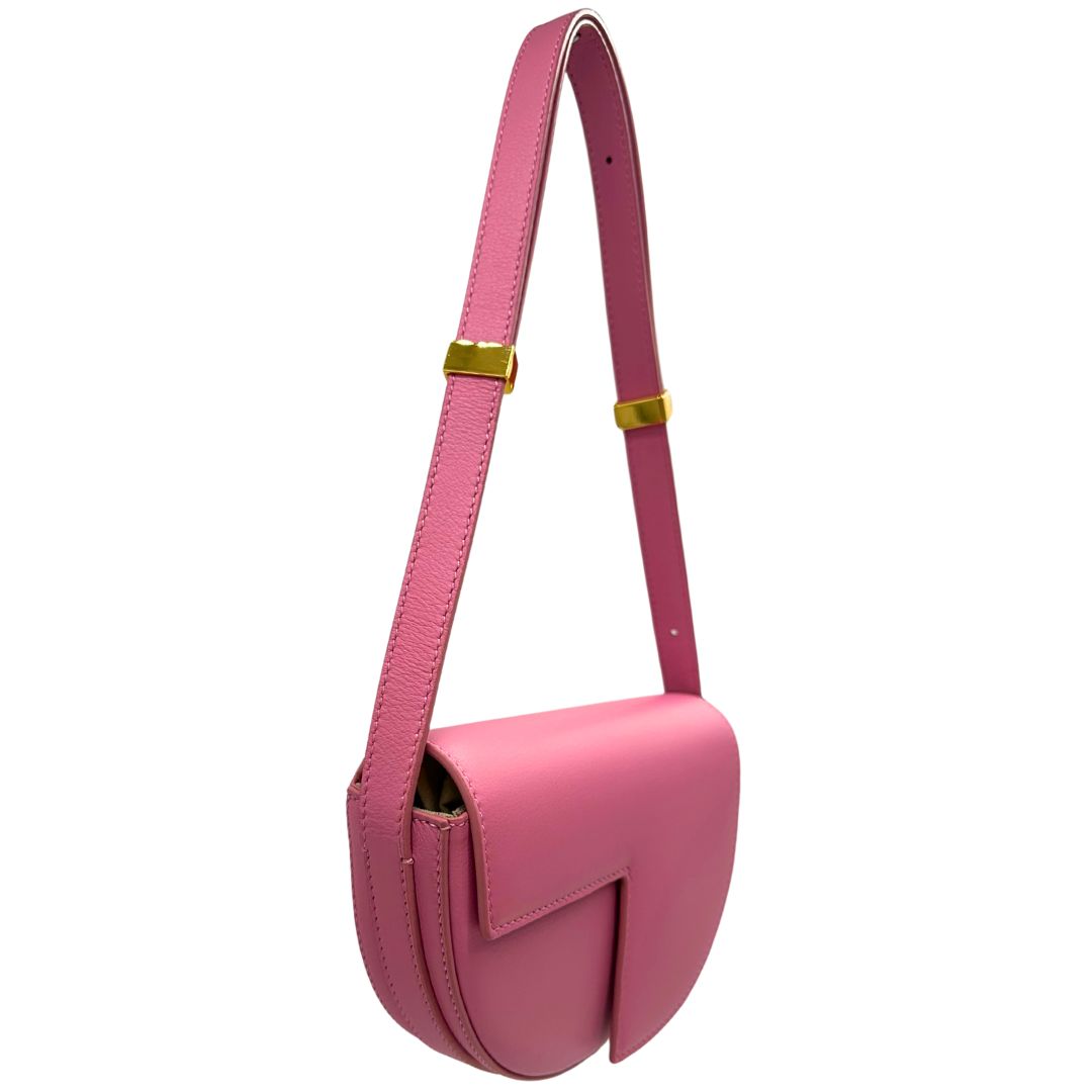 lato Borsa Patou in pelle rosa con parti metalliche dorate; munita di una tracolla regolabile. Completa di dustbag, di lusso, eccellenti condizioni, usata. 